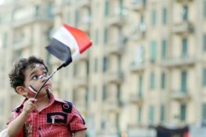 طفل يلوح بالعلم المصري خلال الاعتصام في التحرير امس الاول	 افپ﻿