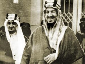 صورة من مقتنيات المعرض تظهر الملك عبد العزيز ال سعود وبجانبه الملك فيصل بن عبدالعزيز