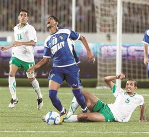 مساعد ندا يتعرض لعرقلة من اللاعب عبداللطيف الغنام في نهائي خليجي 20﻿