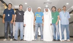 روجيريو والمترجم نظير شديد مع الزملاء في القسم الرياضي 							﻿
