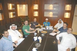 ضيف ديوانية الانباء روجيريو والمترجم نظير شديد مع الزملاء سمير بوسعد ومبارك الوقيان وابراهيم مطر وعبدالعزيز جاسم واحمد حسين ومبارك الخالدي﻿