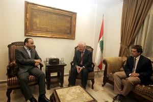 مسؤول العلاقات الدولية في حزب الله السيد عمار الموسوي مستقبلا ممثل الامين العام للامم المتحدة مايكل وليامز امس محمود الطويل
