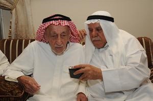 العم يوسف ال هيد متحدثا الى الزميل منصور الهاجري