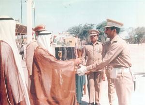 الامير الراحل الشيخ صباح السالم رحمه الله يسلم اللواء عبدالله يوسف حسين ال هيد جائزة في احدى المناسبات