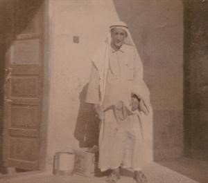 العم المربي الفاضل يوسف ال هيد في ساحة بيته