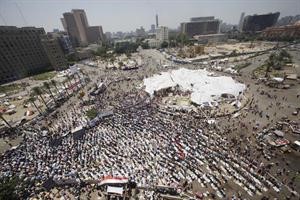 متظاهرو ميدان التحرير يؤدون صلاة الجمعة