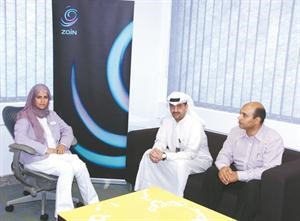 وليد الخشتي متوسطا دلال البدر والزميل احمد يوسف قاسم باشا