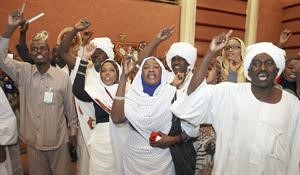 سودانيون يحتفلون بتوقيع اتفاق سلام دارفور	 رويترز﻿