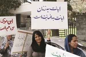 نساء أفغانيان في شوارع كابول للاحتجاج على التحرشات 