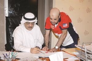 مشعل السعيد مع مشعل القملاس اثناء التجهيز للمسرحية﻿