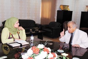 د عبداللطيف البدر متحدثا للزميلة حنان عبدالمعبود﻿