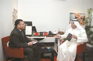 العنجري مستعرضا الفيلم الوثائقي خلال حواره مع الزميل محمود فاروق