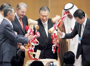 الشيخ احمد الفهد يشارك المسؤولين اليابانيين الاعلان عن بدء الحفل بمناسبة الذكرى المئوية للاولمبية اليابانية	 اپ﻿