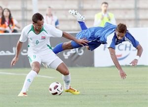 حسين فاضل طائرا امام لاعب عراقي في بطولة فوكس	 الازرقكوم﻿