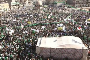 مؤيدو الزعيم الليبي يستمعون الى كلمته التي بثت عبر الاذاعة في مدينة الزنتان امس الاول افپ