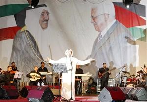 صورة خلفية للمسرح تختصر العلاقات الكويتيةالفلسطينية ويبدو الرويشد يصدح لاسعاد ابناء فلسطين﻿