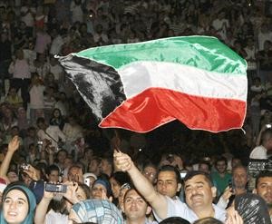 علم الكويت رفرف عاليا في يد الاشقاء الفلسطينيين﻿