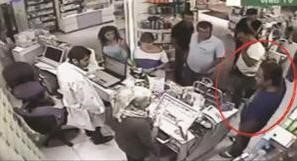 المسؤول البعثي مصطفى القواس خلال دخوله الى الصيدلية 