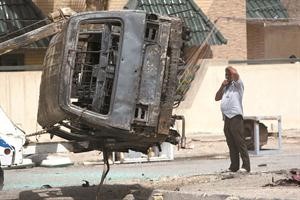 القوات الامنية تزيل السيارة التي انفجرت امام احد الملاهي الليلية في بغداد امس الاول 	افپ﻿