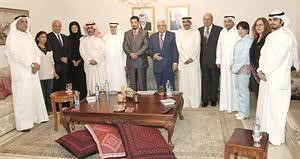 محمود عباس متوسطا دحمد الدعيج واحمد بهبهاني ورئيس التحرير الزميل يوسف خالد المرزوق والزميل عدنان الراشد والفنان عبدالله الرويشد وباقي اعضاء الوفد	ماجد السابج﻿
