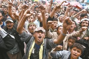 ثوار يمنيون يهتفون ضد الرئيس علي عبدالله صالح ويطالبونه بالتنحي رويترز