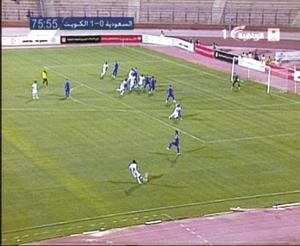 احدى هجمات المنتخب السعودي على مرمى الازرق