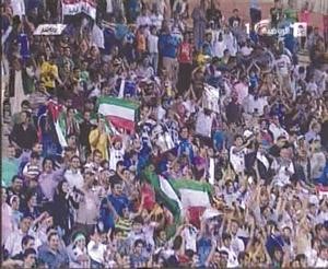 الجماهير الكويتية تهتف تشجيعا للمنتخب﻿