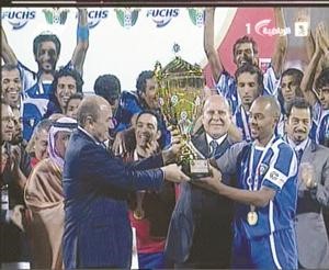 جراح العتيقي يتسلم كاس البطولة﻿