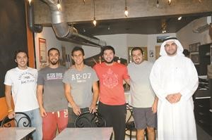 الشيف عمرو يتوسط شقيقيه احمد وعبدالرحمن وابن عمته خالد التركي والصديق عبدالله الزبن والزميل محمد راتب﻿