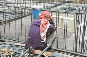 عامل فوق الاسياخ الحديدية رغم لهيب الشمس﻿