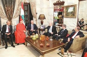 العماد ميشال عون والرؤساء امين الجميل ونجيب ميقاتي ونبيه بري في حديث جانبي على هامش مادبة العشاء التي اقامها الرئيس ميشال سليمان تكريما للبطريرك بشارة الراعي محمود الطويل﻿