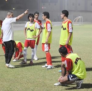 لاعبو ازرق الشباب يستمعون لتوجيهات المدرب احمد حيدر﻿