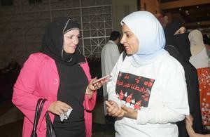 دمها بورسلي متحدثة الى الزميلة حنان عبدالمعبود	متين غوزال﻿