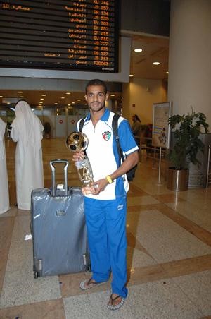 بدر المطوع يحمل كاس افضل لاعب﻿