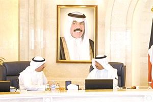 الشيخ جابر المبارك في حديث مع علي الراشد خلال جلسة مجلس الوزراء امس