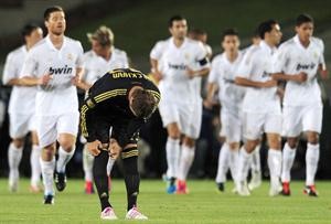 الحسرة تبدو على بيكام والفرحة للاعبي ريال مدريد	 افپ﻿