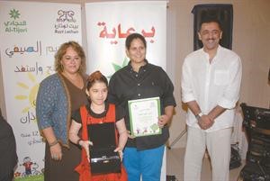 طالبة تتسلم شهادة تقدير﻿