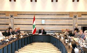 رئيس الحكومة نجيب ميقاتي مترئسا جلسة لمجلس الوزراء في السراي امس محمود الطويل