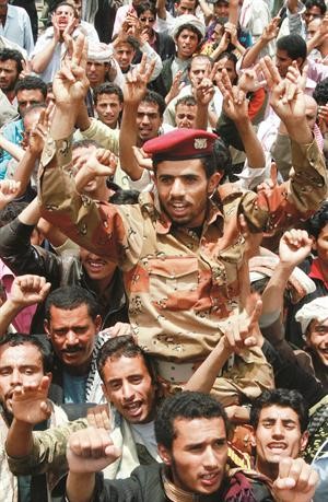 متظاهرون مناهضون لصالح يحملون احد الجنود المنشقين عنه رويترز