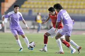محمد ناجي جدو يحاول المرور من لاعبي الوداد

