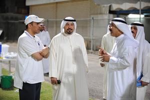 الشيخ طلال الفهد خلال حديثه مع الجهاز الاداري للمنتخب هاني الشمري