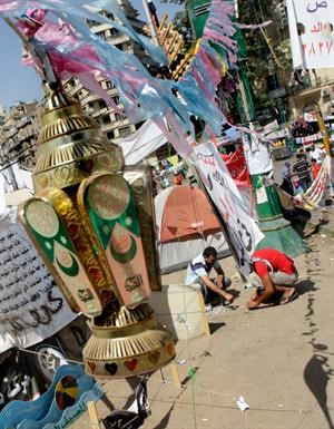 معتصمون في ميدان التحرير يزينون خيمهم بفوانيس رمضان	اپ﻿