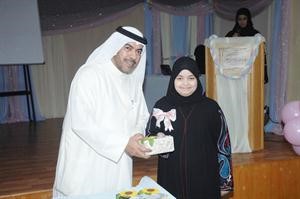 علي الدقباسي مكرما احدى الحافظات﻿