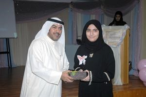 وحافظة للقران تتسلم هديتها 	سعود سالم﻿