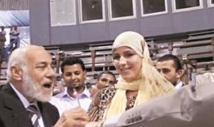 الفتاة الالمانية لحظة اعلانها اسلامها وبجانبها د زغلول النجار﻿