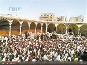 صورة ماخوذة عن الانترنت لعدد من اهالي حمص يشيعون قتلاهم من مسجد خالد بن الوليد امس