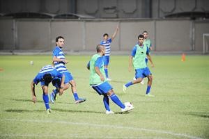 الجدية تبدو على لاعبي الازرق خلال التدريبات 	هاني الشمري﻿