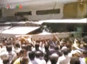 صورة ماخوذة عن الانترنت لسوريين يشيعون احد قتلى امس الاول في حي باب السباع بحمص ﻿