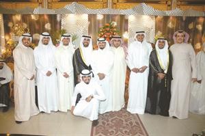 الاصدقاء يقدمون التهاني﻿