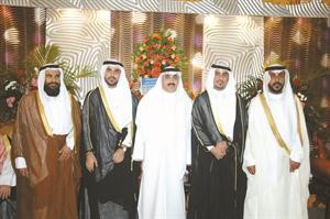 يوسف مصطفى يتوسط المعرسين ووالدهما ومبارك قطامي الشمري ﻿